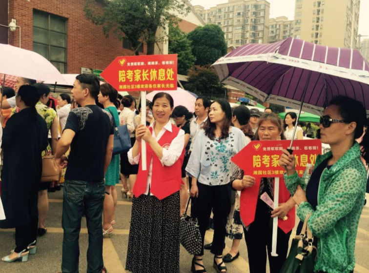 高考当天，家长有必要“全程陪考”吗，这位家长的做法值得学习