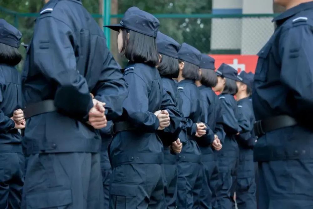 关于警校军训生活的美文(警校的军训生活都练哪些项目) _晶羽文学网