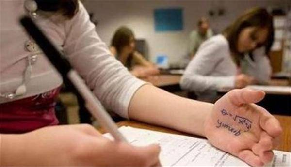 18年前他偷走高考试卷，准备好答案去考试，结果拿到试卷崩溃了