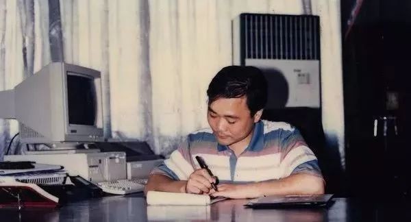 吉利老板李书福：身价900亿年薪仅100万，是如何成为汽车首富？