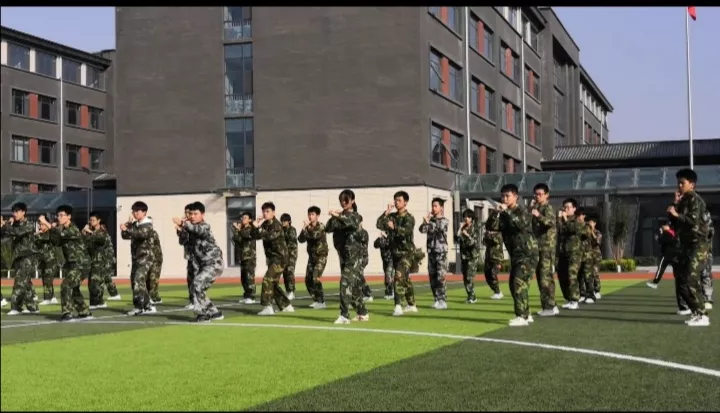 太原市第二外国语学校2021高一军训闭营仪式暨汇报表演