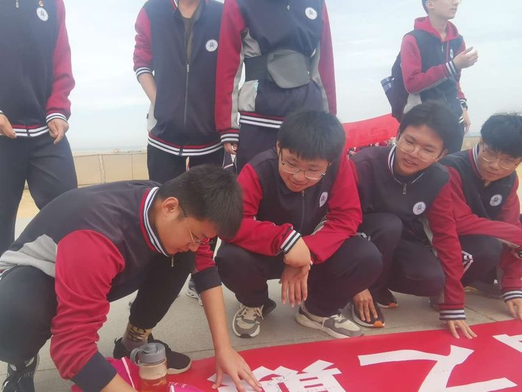 潍坊滨海国际学校组织徒步拉练活动