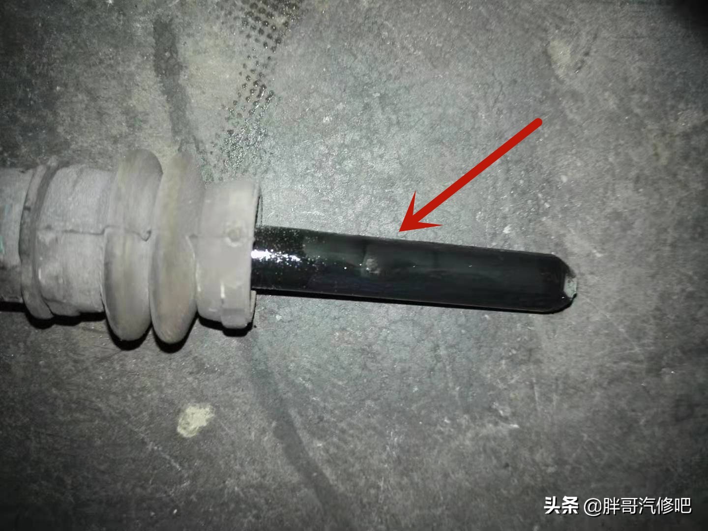 汽车走颠簸路面时底盘传来异响声，有松散的感觉，胖哥教你处理