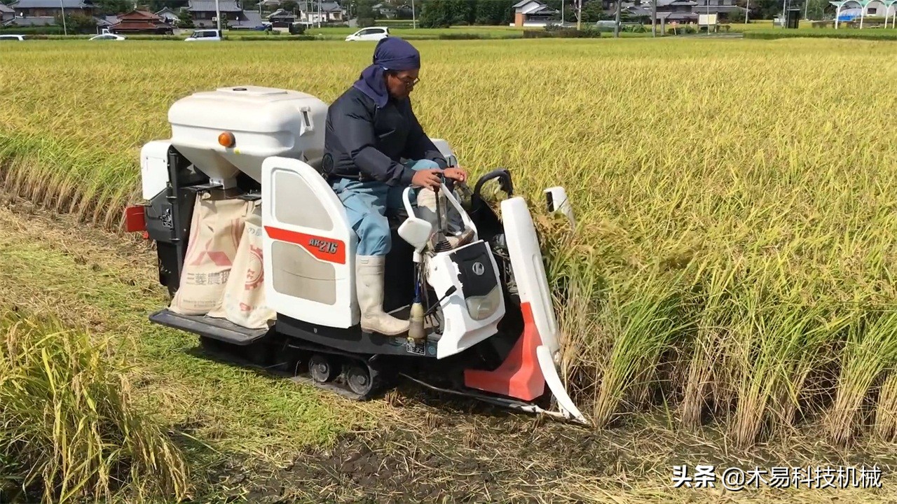 日本发明小型收割机，采用履带式车轮，可以适应多数地形