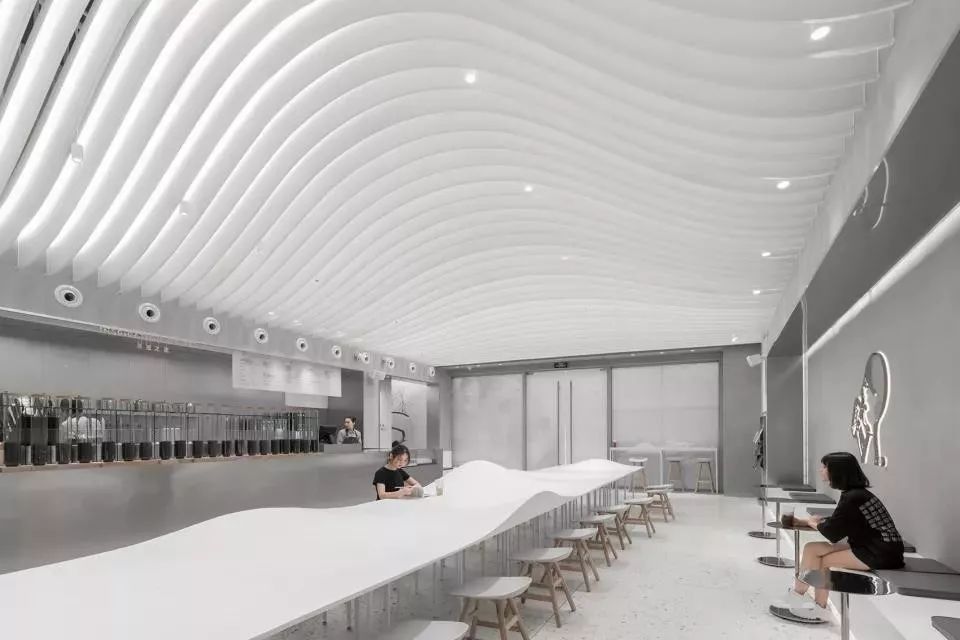 青砖、原木、石材、铝板，喜茶空间如何盘活建筑材料？