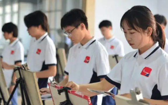 雅礼中学允许染发，没有门禁，依旧有78人考上清北，衡中又被比较