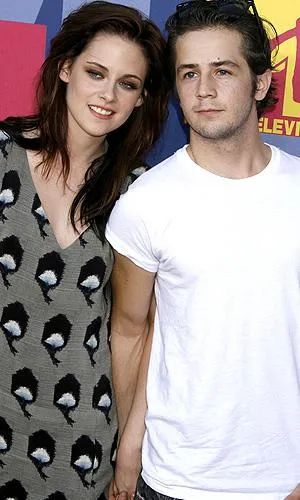 暮光女小K订婚！清纯高中生到姬圈人间扳手的情史起底