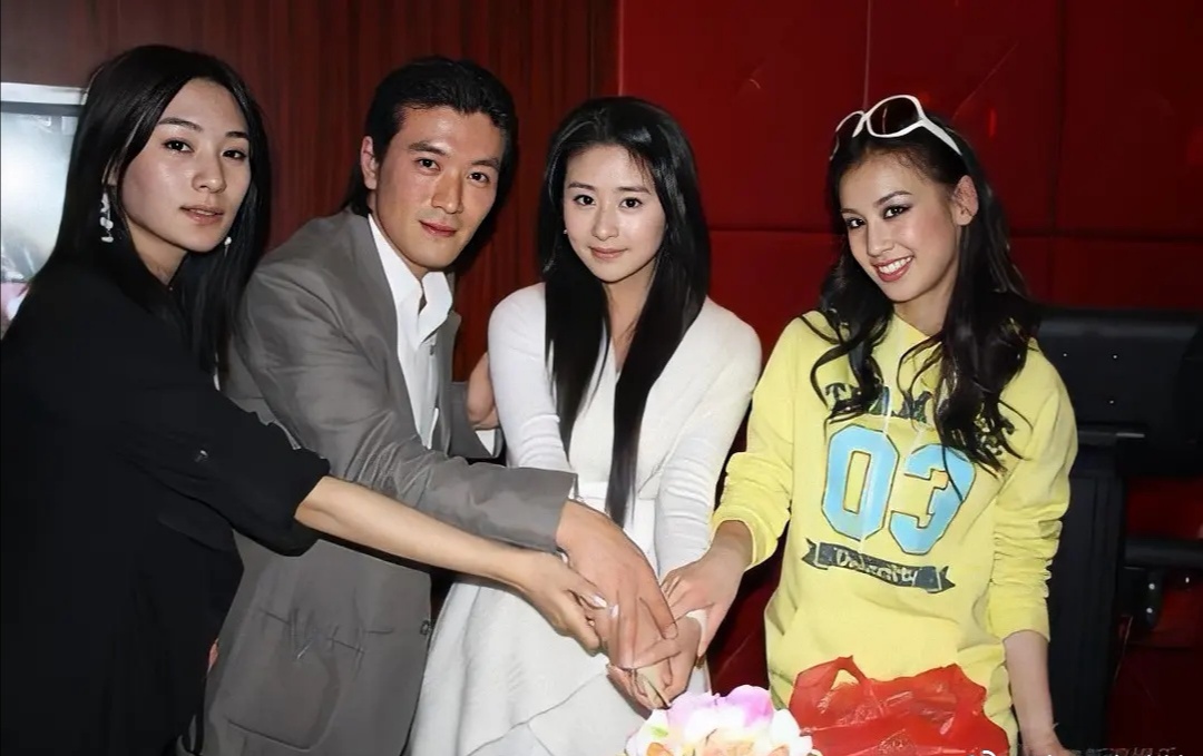 2005年黄圣依与周星驰打官司，杨子甩出600万帮助，最后大获全胜