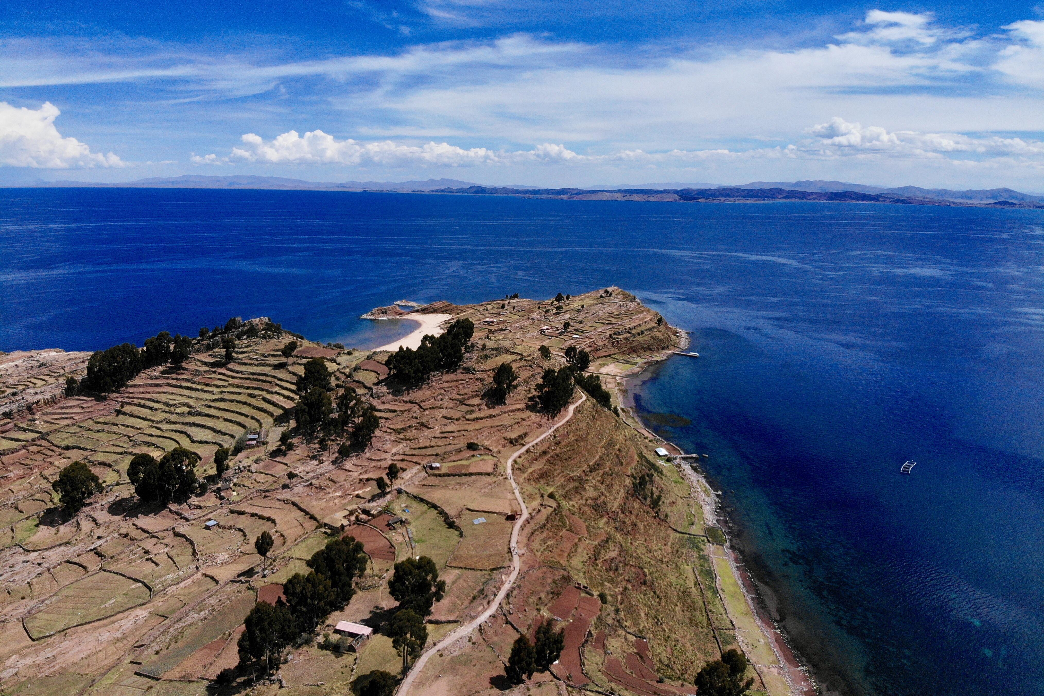 的的喀喀湖:是世界海拔最高的大型淡水湖,也是南美洲第三大湖泊