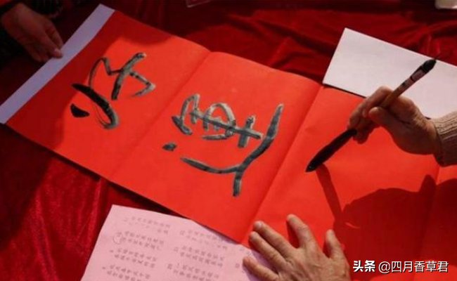 彩票店门前一副对联:"多买少买多少要买",看完下联,太经典了