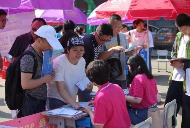 2021高考生迎来“好消息”，普通学生也能沾光，家长表示很欣慰