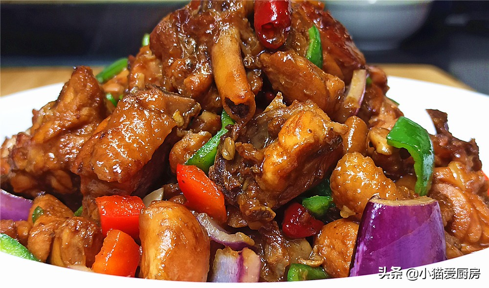 烧鸡腿家常做法（教你红烧鸡腿的做法成菜软烂鲜香）