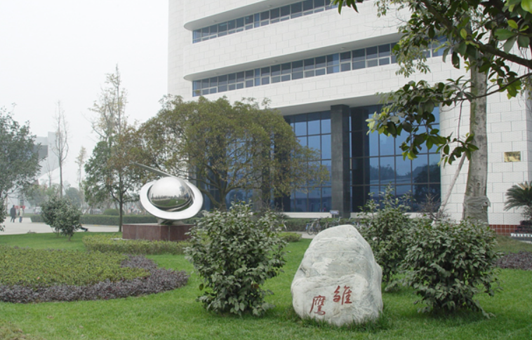 中国最大的大学：总面积一万七千亩，学校拥有五个机场