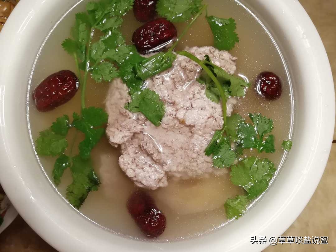 来碗雪梨瘦肉汤,去燥润肺,美味又营养
