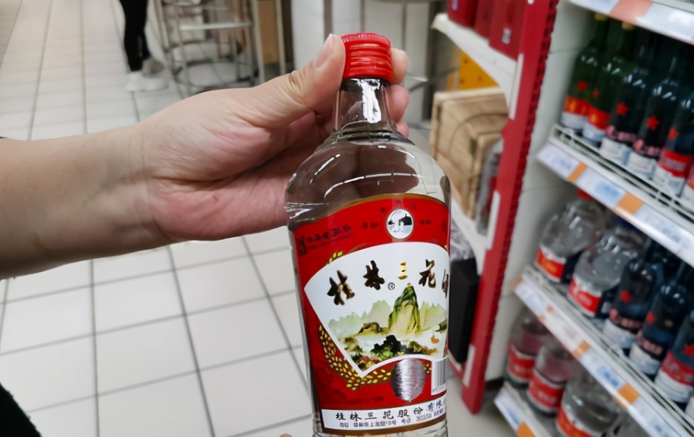 中国4款低价白酒，摆货架上“不起眼”，行家：都是纯粮食好酒