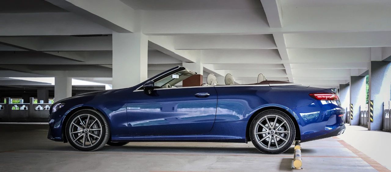 奔驰e 260 敞篷轿跑车:后驱 9at 双联屏,敞篷一开,所有人都围观