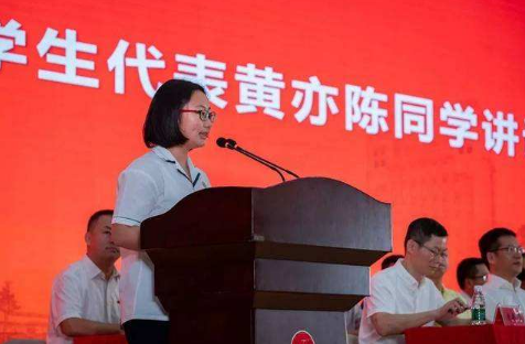 别再说“学习无用”！福建女孩高考获状元称号，奖励100万