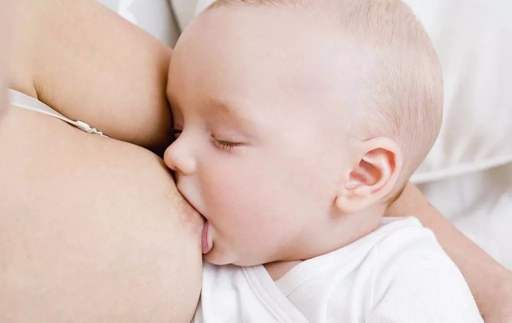 娃吃奶 哺乳期图片