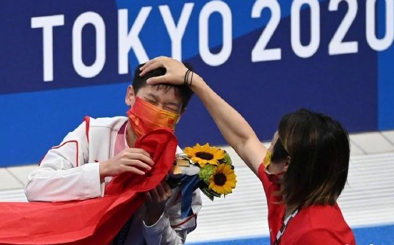 全红婵进族谱后，祭祖仪式又抢风头！父亲获赠奖牌，老族长颁发