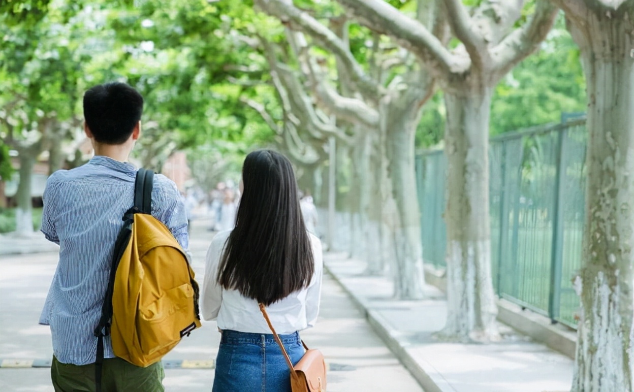 女大学生第一次约会，全宿舍合力帮忙装扮，网友调侃：怕砸手里吧