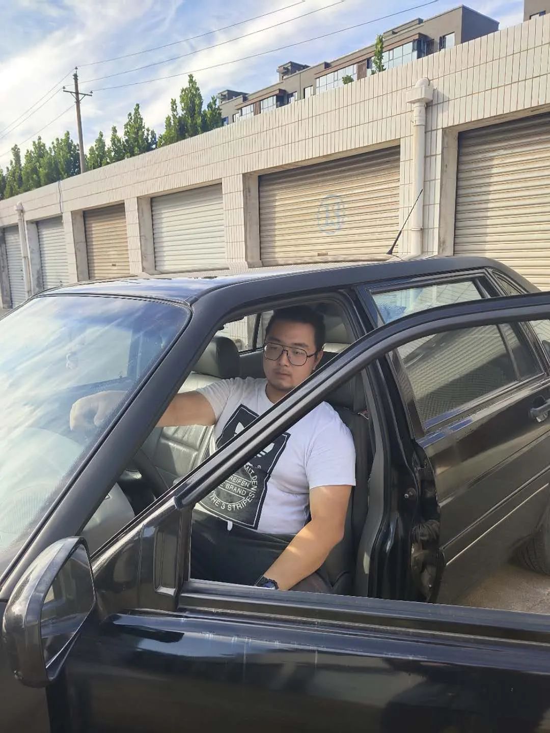 一代神车桑塔纳，如今只值2000？但给油就能跑。不舍得卖只因