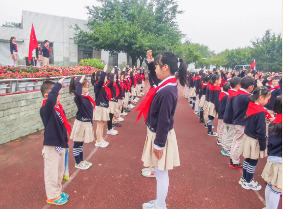 成都市各学校开展“少年先锋队建队日”系列活动