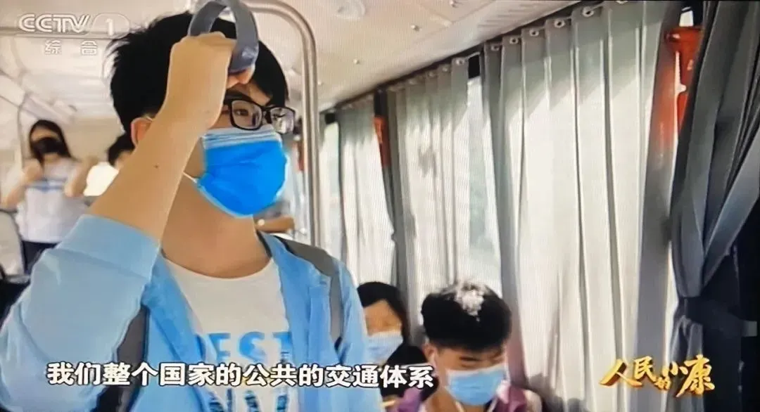 冲上热搜！央视报道！因为坐公交，上海“00后”大学生“火”了！