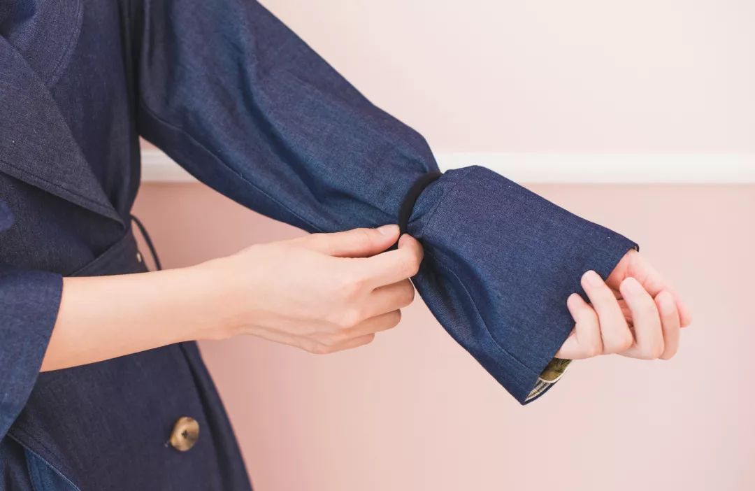 将橡皮筋套进袖口,向上扯动衣袖至手肘位置step 1具体操作很简单