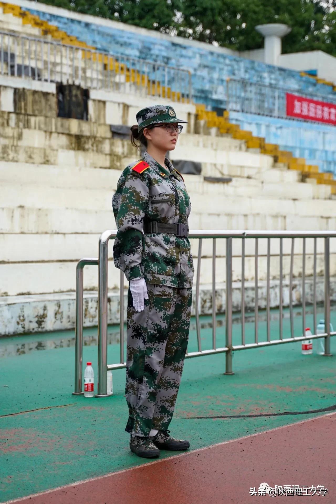 雨中闭幕，2020级军训汇报，请您检阅