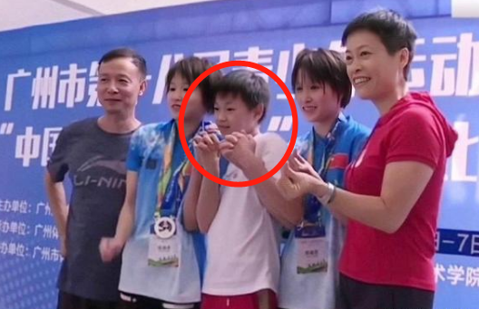 全红婵好忙！又飞回广东，第2次当颁奖嘉宾，比后辈们高出一头