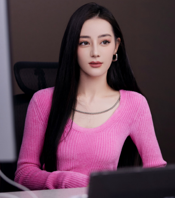 迪丽热巴美成芭比娃娃!穿三千短裙炫一双白嫩腿,双手掐出巴掌腰