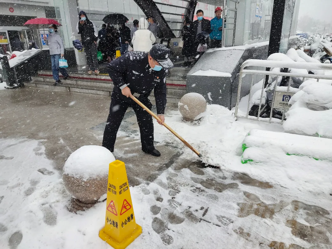 雨雪中的守护：济南公安化身成为风雪中的最美警色