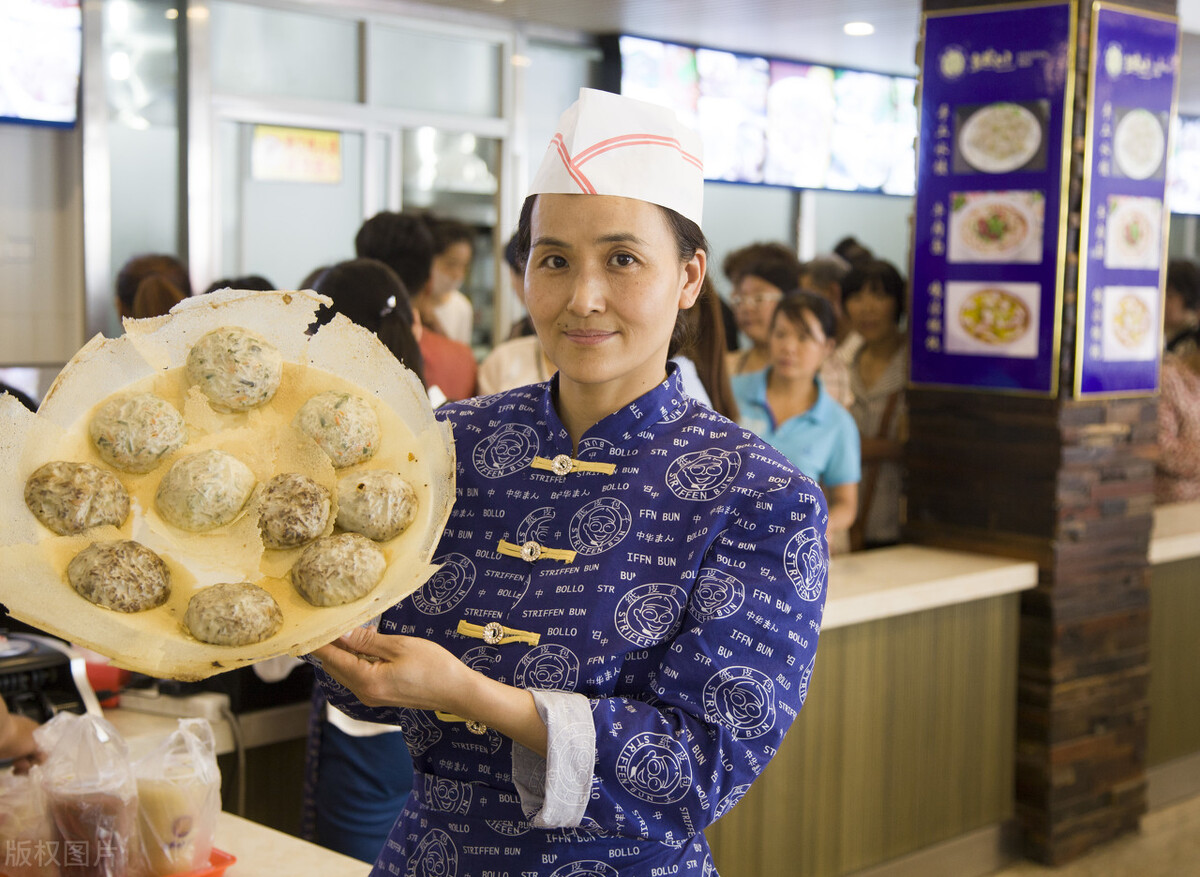 重庆夫妻开早餐店，10个包子售价1元，年赚100万，利润在哪