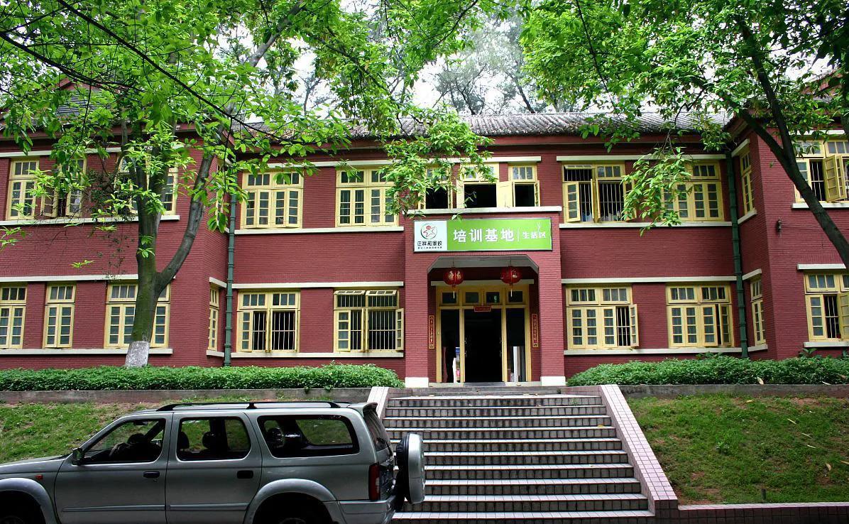 广州药科大学（同样都是医科大学）