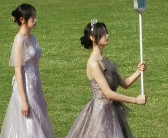 一夜涨粉近50万，青岛大学举牌校花走红，网友：我要上青岛大学