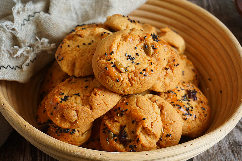 很多人说自己做的核桃酥是脆的,不是酥的,那么你就是有几个地方没有