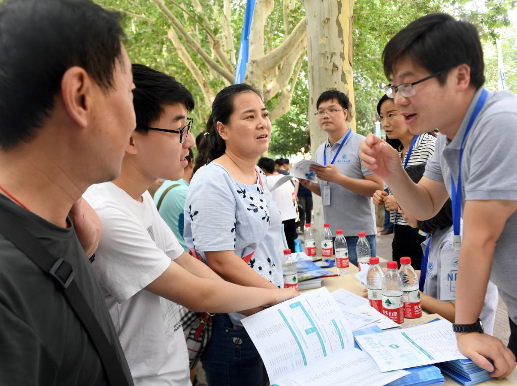 辽宁三所大学彻底被曝光，毕业生和“废纸”没两样，很多学生被坑