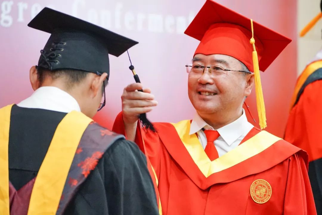 学校接吻（高校毕业典礼出现辣眼一幕）