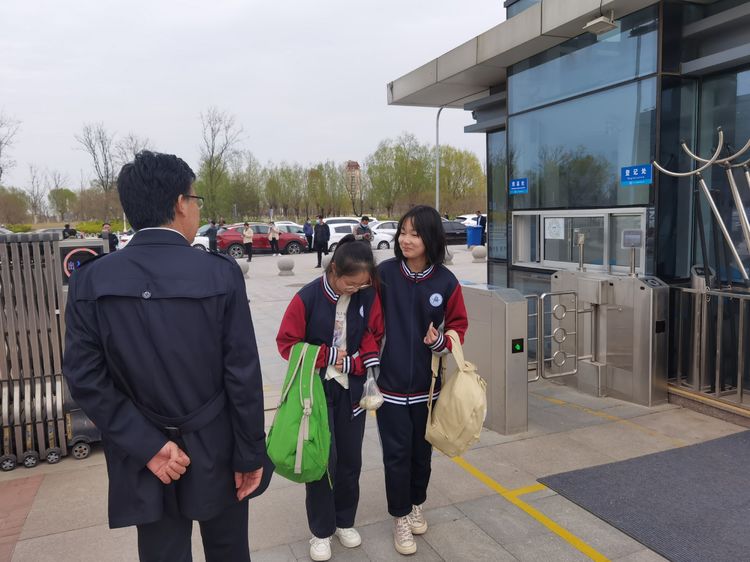 潍坊滨海国际学校组织徒步拉练活动