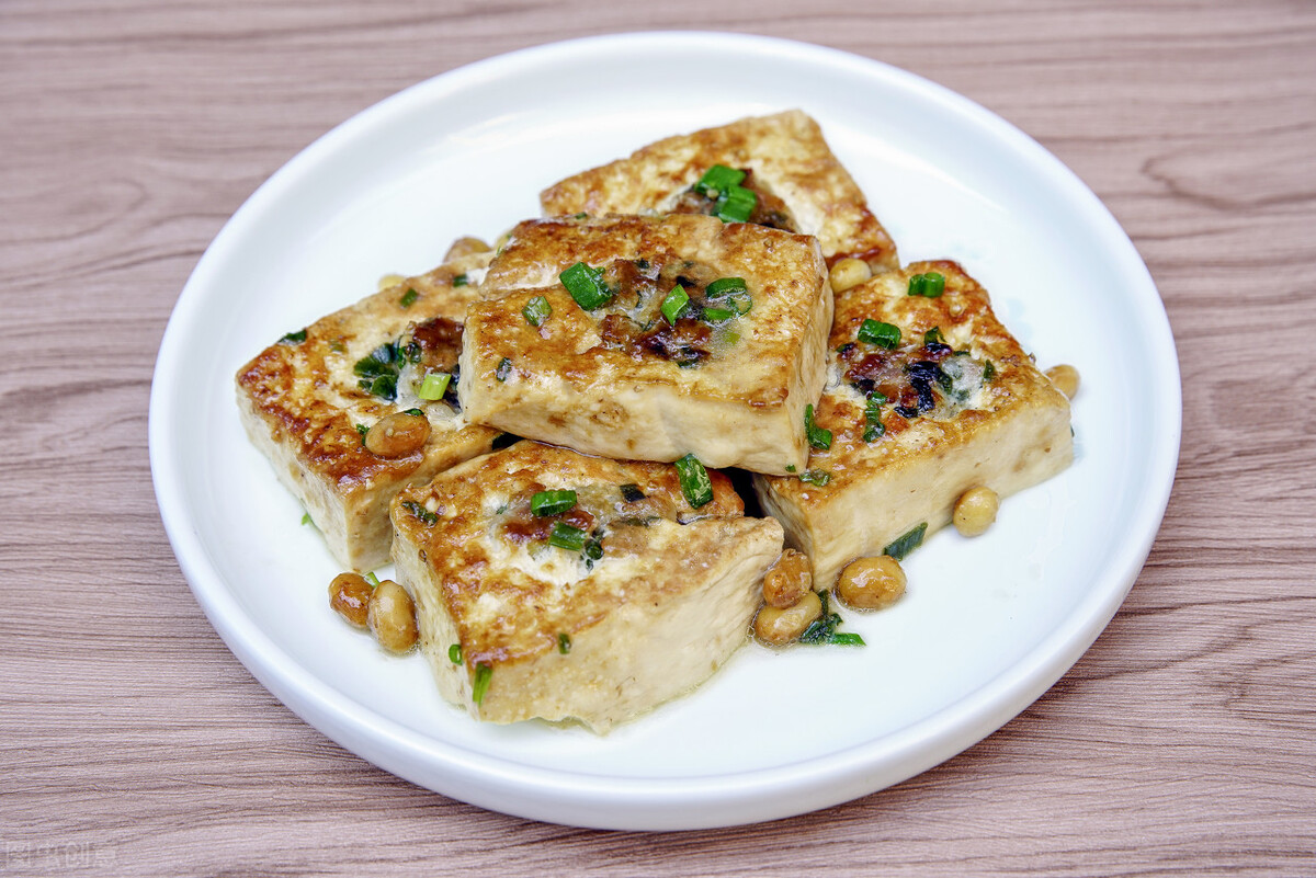 煎豆腐，不能直接下油锅，多做1步，豆腐好吃入味，不碎不粘锅