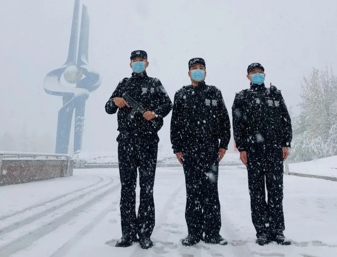 雨雪中的守护：济南公安化身成为风雪中的最美警色