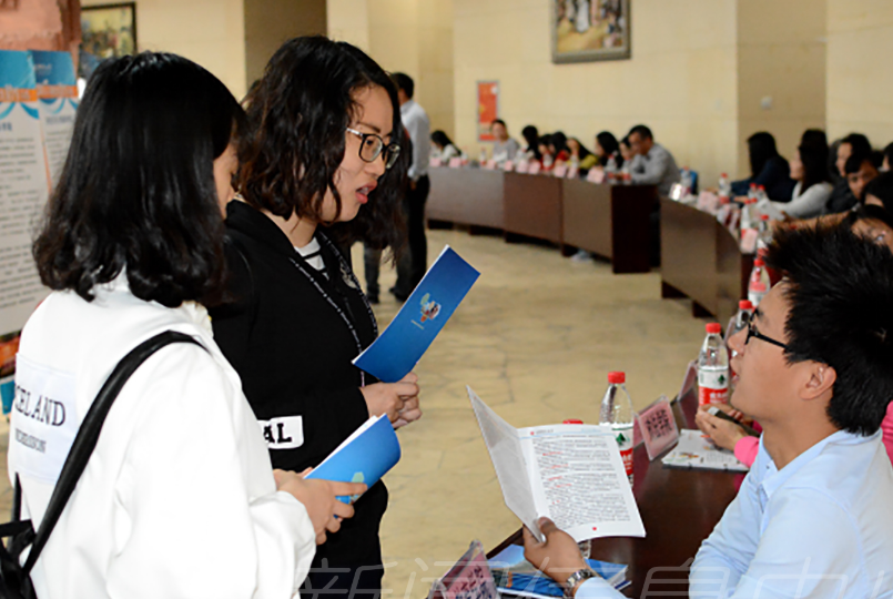 武汉学院迎来“明星女孩”，长相姓名同撞迪丽热巴，犹如复制粘贴