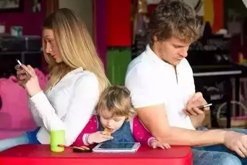 想毁掉一个孩子，就给他一部手机