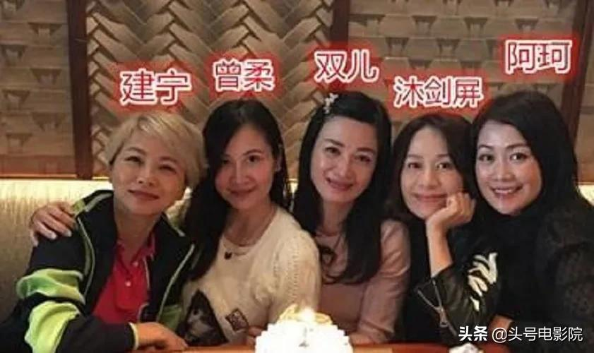 《鹿鼎记》23年后陈小春翻红，7个老婆有人如少女，有人涉嫌绑架