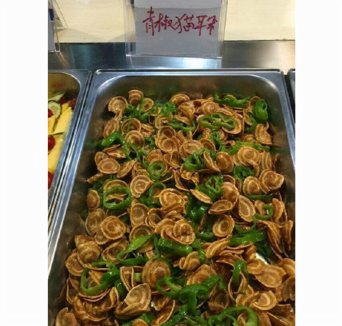 高校大学食堂火了，画风奇特引热议，学生：吃个饭好像要把人送走