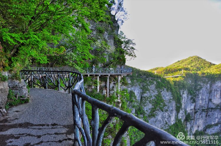 玉壶峰下松涛起，天界佛国掸尘埃！走遍千山万岭，唯天门山独有