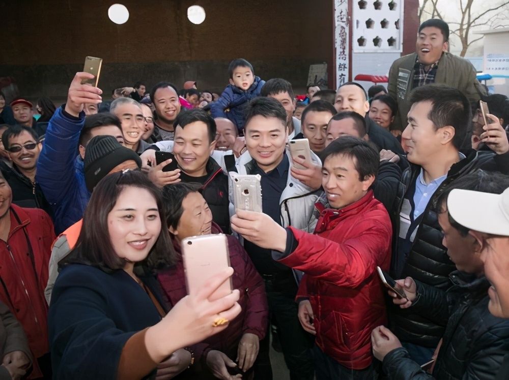 刘强东大学就当餐厅老板，一年挣20万，花26000买大哥大