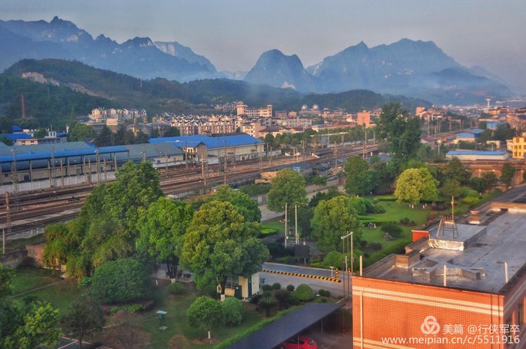 玉壶峰下松涛起，天界佛国掸尘埃！走遍千山万岭，唯天门山独有