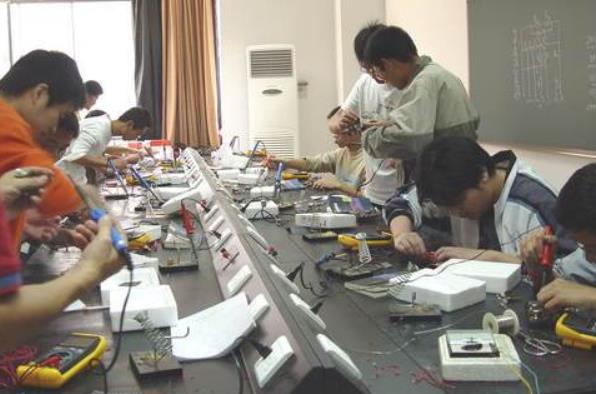 新高考模式下，物理成为首选科目，为啥还不能代替英语成为主科