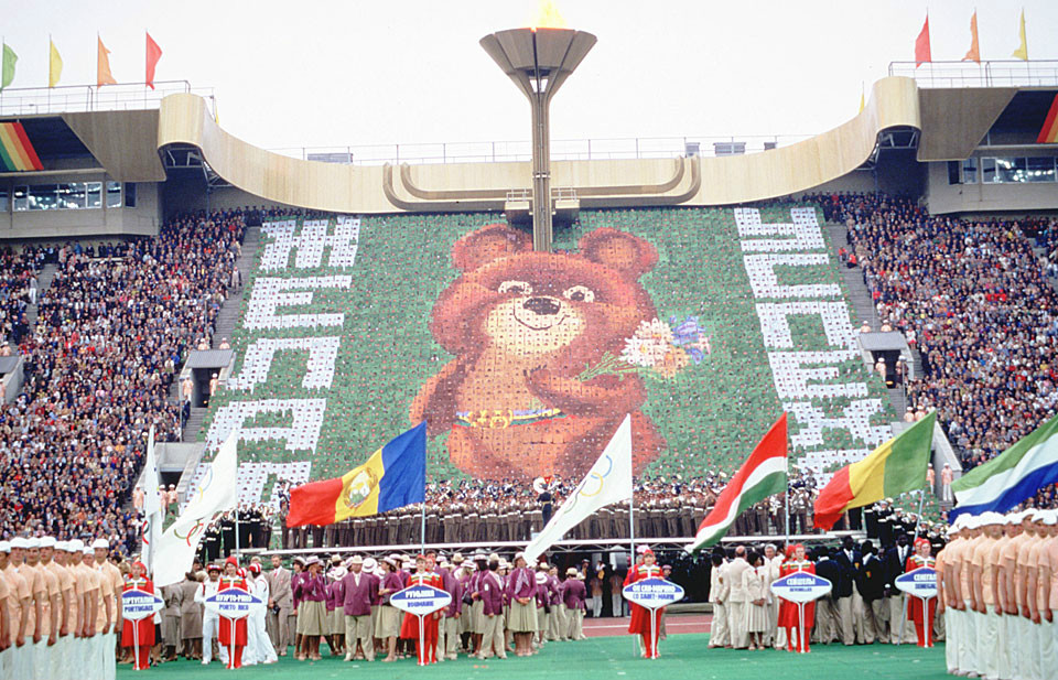 多少国家拒绝中国冬奥运会(耗资90亿办了场失败的奥运会，67国拒绝参加，中美都没去)